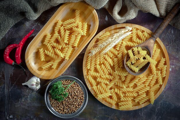 Pasta en composición con verduras en la cocina