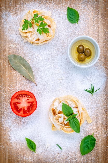 Pasta de concepto de comida italiana con verduras sobre fondo de madera.