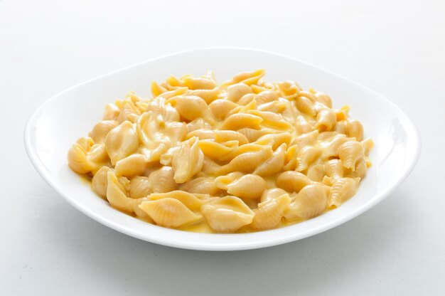 Pasta de concha en una decadente salsa cremosa de Alfredo