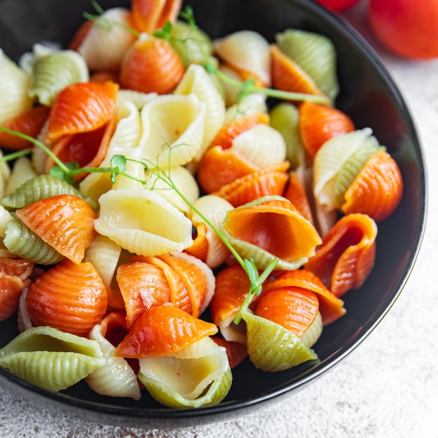 Pasta conchiglie gekocht bunt garniert essfertig Hartweizen gesunde Mahlzeit Essen Snack