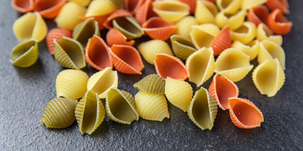 pasta conchiglie mezcla colorida verde amarillo rojo brócoli zanahoria remolacha color comida saludable comida