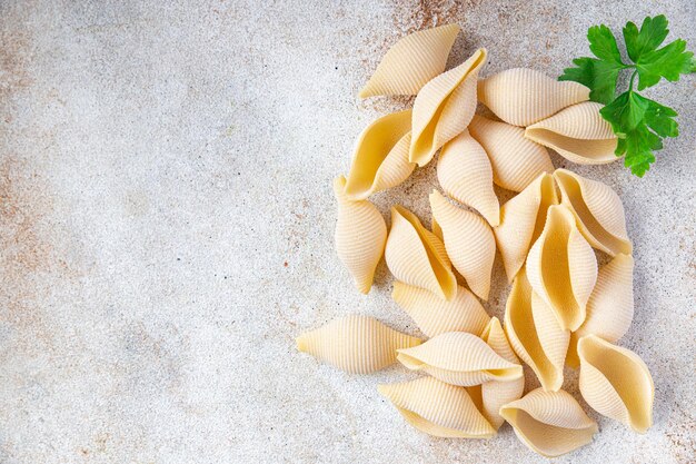 Pasta conchiglie raw shell comida saludable bocadillo en la mesa copia espacio fondo de comida rústico