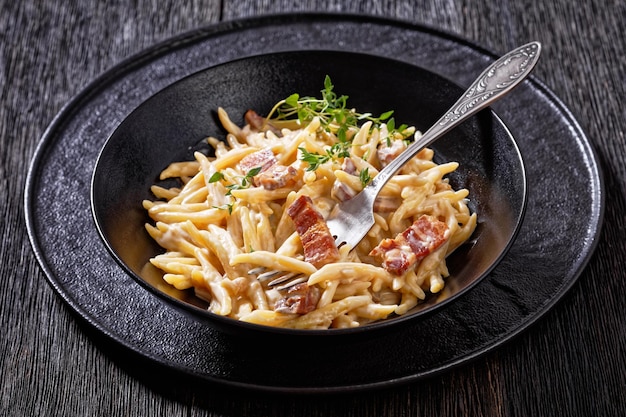 Pasta en crema de queso pecorino y salsa de panceta