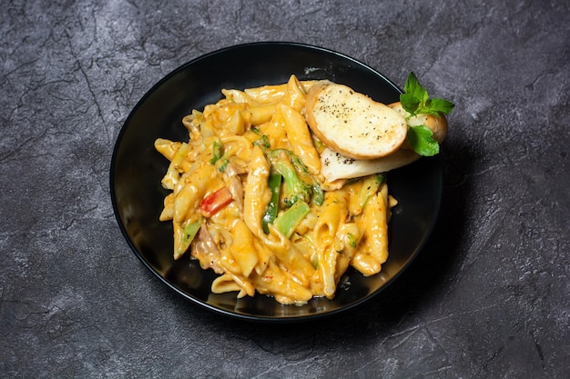 Pasta cremosa con pan de ajo servido en un plato aislado en la vista superior de fondo gris de la comida india y bangladesh