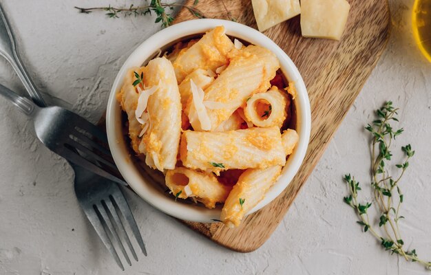 Pasta cremosa tortiglioni de calabaza tostada con queso parmesano y tomillo