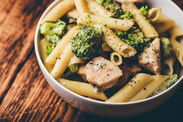 Pasta cremosa de trigo entero con pollo y brócoli