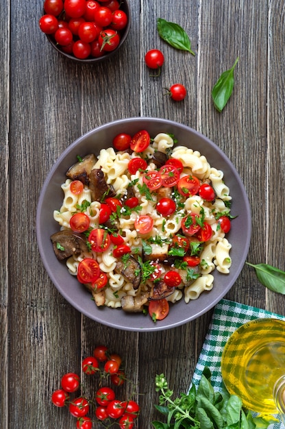 Pasta Creste mit gegrillter Aubergine, Kirschtomaten und Kräutern. Leckerer warmer Salat. Ansicht von oben.