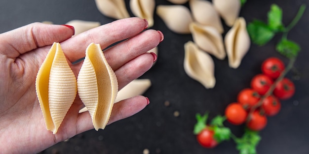 Pasta cruda Conchiglioni conchas marinas forma de molde ingrediente comida saludable comida snack en la mesa