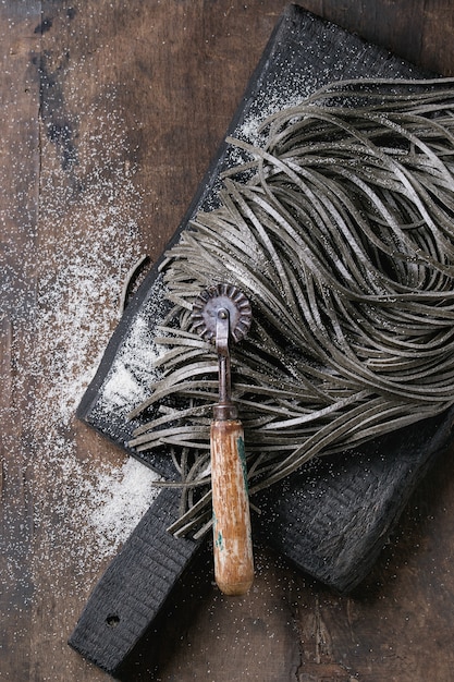 Pasta cruda de espagueti negro