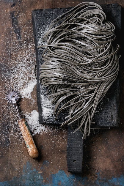 Pasta cruda de espagueti negro