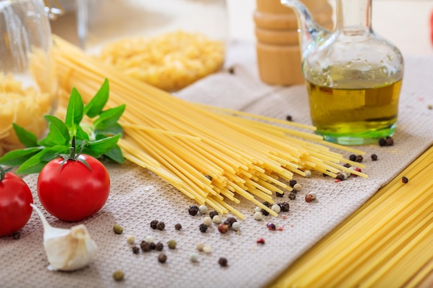 Pasta cruda de espaguetis con verduras