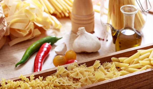 Pasta cruda farfalle en una caja