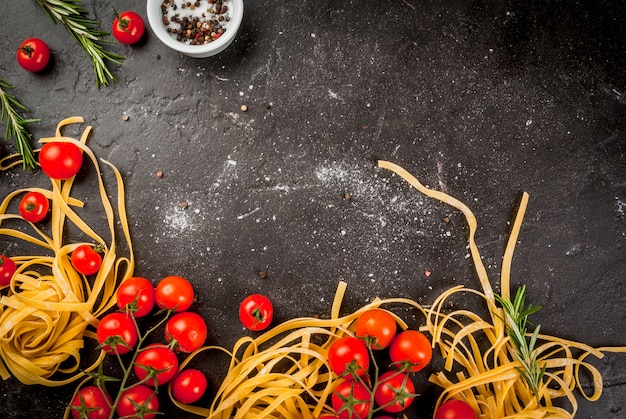 Pasta cruda fresca con tomates