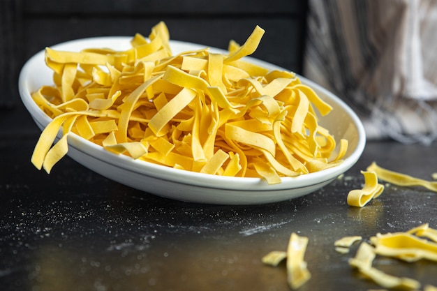 Pasta cruda huevo tagliatelle cocina artesanal harina de trigo duro snack en la mesa copia espacio comida