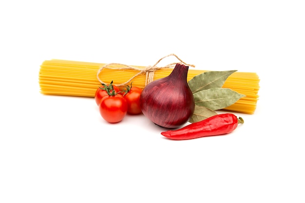 Pasta cruda con ingredientes en blanco