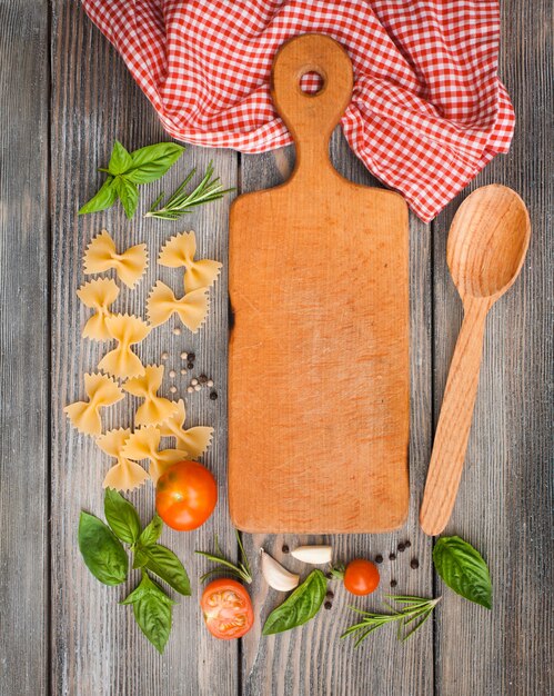 Pasta cruda italiana con ingredientes de salsa de tomate