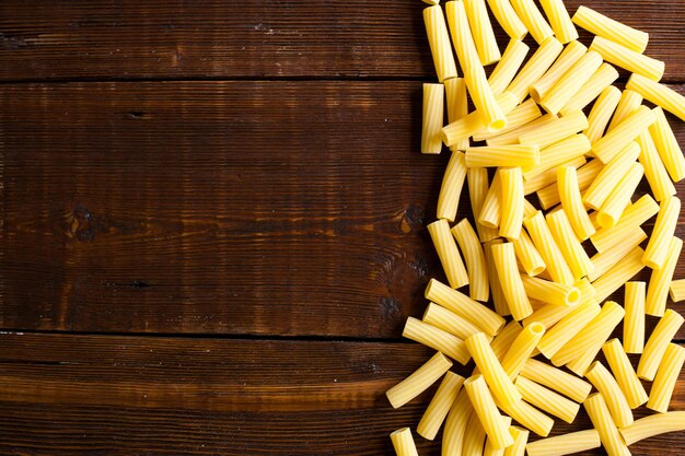 Pasta cruda para preparar un almuerzo saludable sobre la vieja mesa de madera