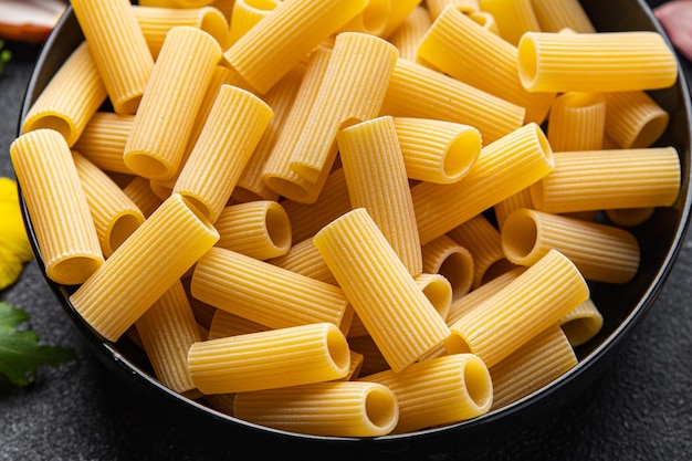 pasta cruda rigatoni ingredientes comida comida bocadillo en la mesa espacio de copia fondo de comida parte superior rústica