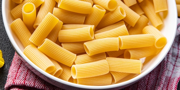 pasta cruda rigatoni ingredientes comida comida bocadillo en la mesa espacio de copia fondo de comida parte superior rústica