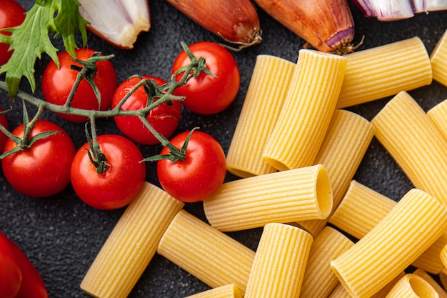 pasta cruda rigatoni ingredientes comida comida bocadillo en la mesa espacio de copia fondo de comida parte superior rústica