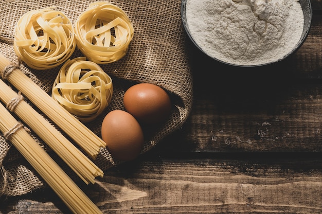 Pasta cruda sobre un fondo de madera