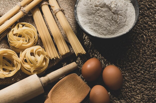 Pasta cruda sobre un fondo de madera