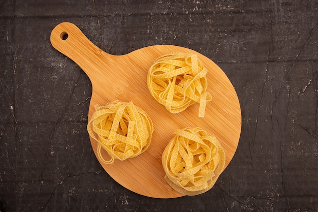 Pasta cruda sobre una tabla de cortar de madera