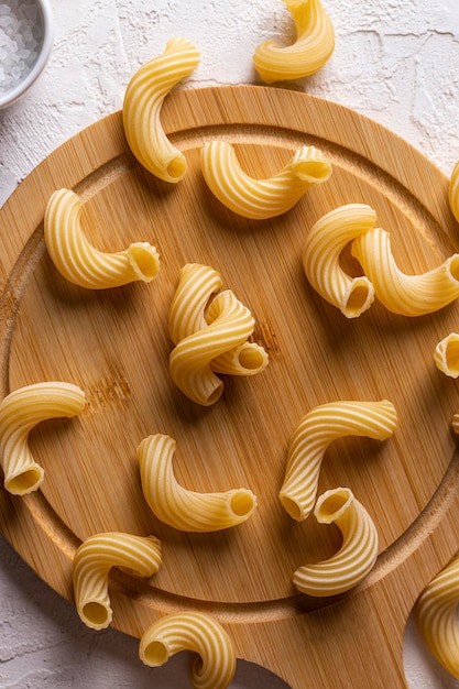 Pasta cruda en una tabla de madera