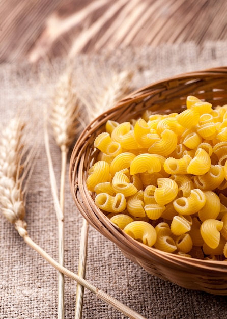 Pasta cruda en un tazón