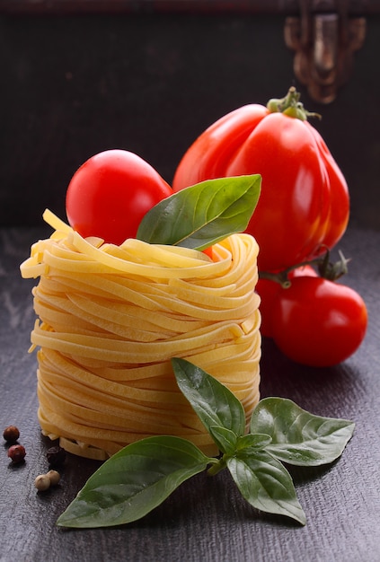Pasta cruda con tomate