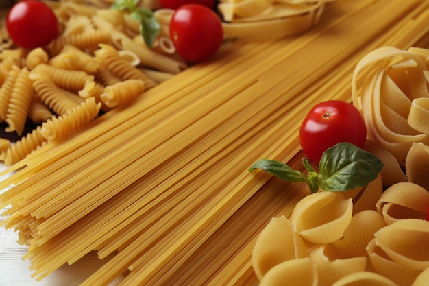 Pasta cruda, tomates y albahaca, cerrar