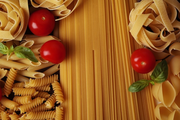 Pasta cruda, tomates y albahaca, cerrar