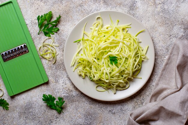 Pasta cruda verde cruda del calabacín