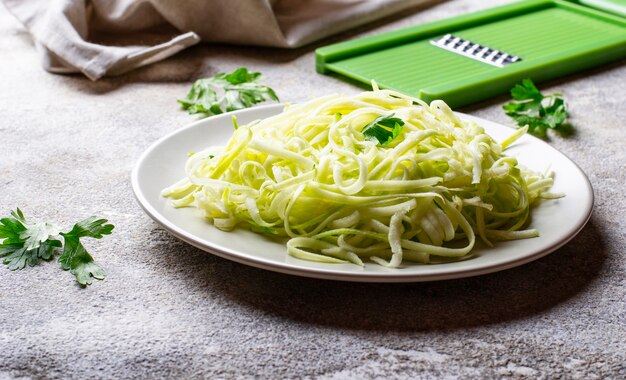 Pasta cruda verde cruda de calabacín