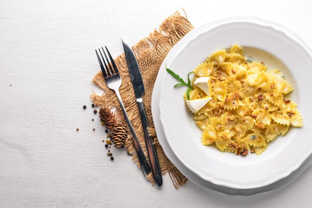 Pasta cuatro quesos Comida italiana Sobre un fondo de madera Vista superior Espacio libre para texto