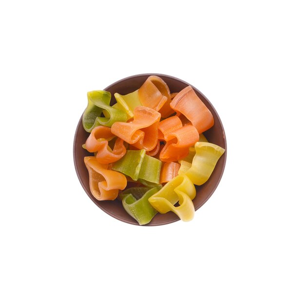Pasta en un cuenco sobre un fondo blanco