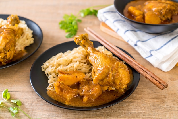 Pasta de curry de Massaman de pollo con fideos