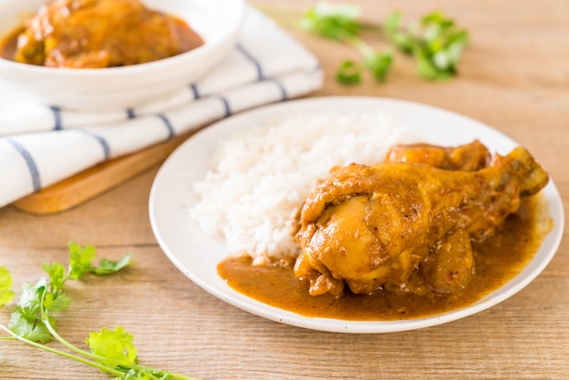 Pasta de curry de pollo Massaman con arroz