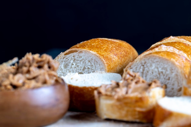 Pasta de amendoim com pedaços de amendoim e baguete branca café da manhã com manteiga de amendoim com pedaços de nozes e baguete de trigo