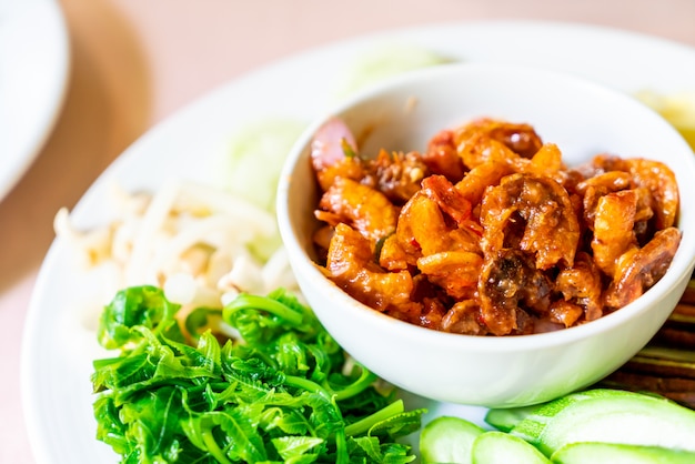 Pasta de camarão com legumes frescos