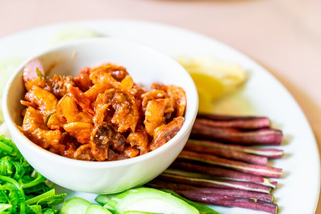 Pasta de camarão com legumes frescos