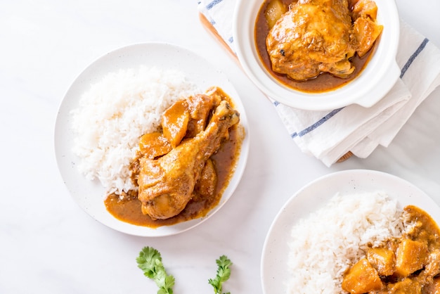 Pasta de Caril Massaman de Frango com Arroz