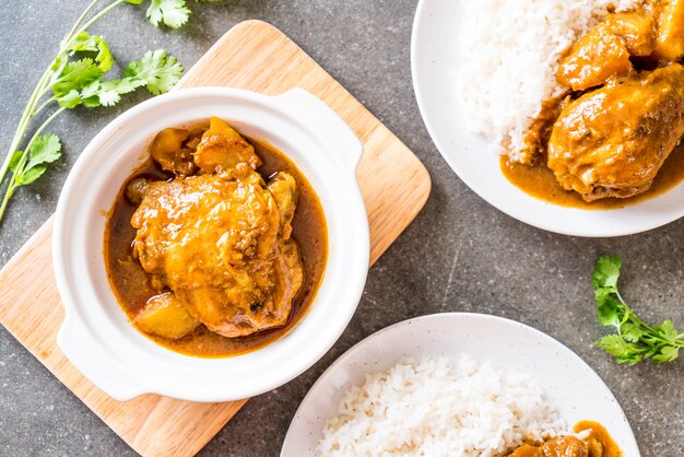 Pasta de caril massaman de frango com arroz