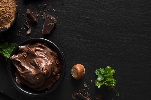 Foto pasta de chocolate e castanha cópia espaço