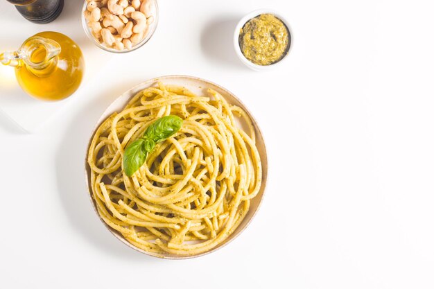 Pasta de espaguete com molho de pesto, manjericão, caju e parmesão Ingredientes