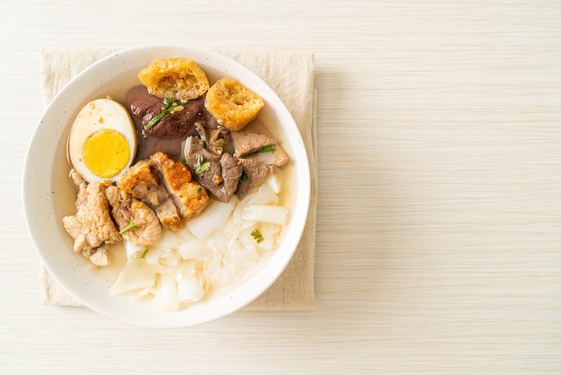 pasta de farinha de arroz ou quadrado de macarrão chinês cozido com carne de porco em sopa clara - estilo de comida asiática