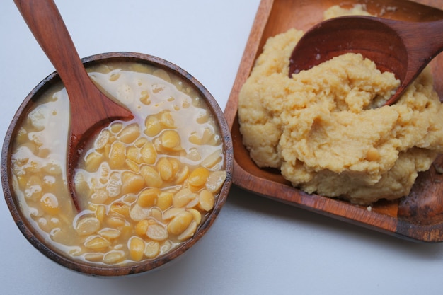 Pasta de feijão de soja salgada na colher de pau