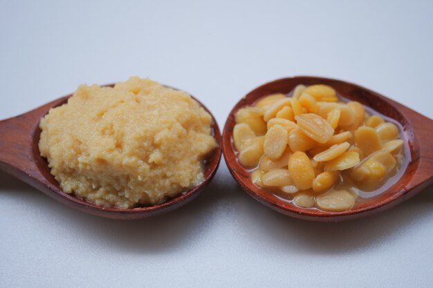 Pasta de feijão de soja salgada na colher de pau