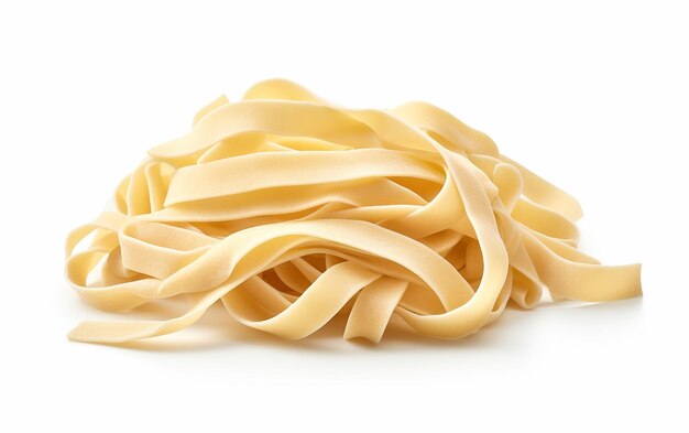 Pasta de fettuccina crua isolada em fundo branco