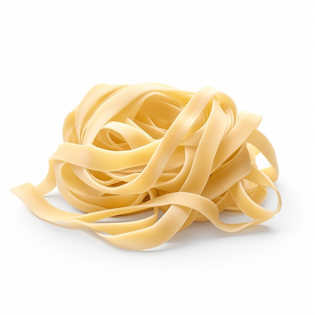 Pasta de fettuccina crua isolada em fundo branco